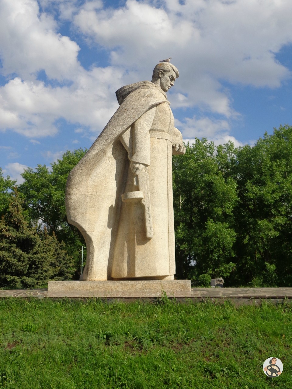 Памятник Скорбящий воин г. Котово