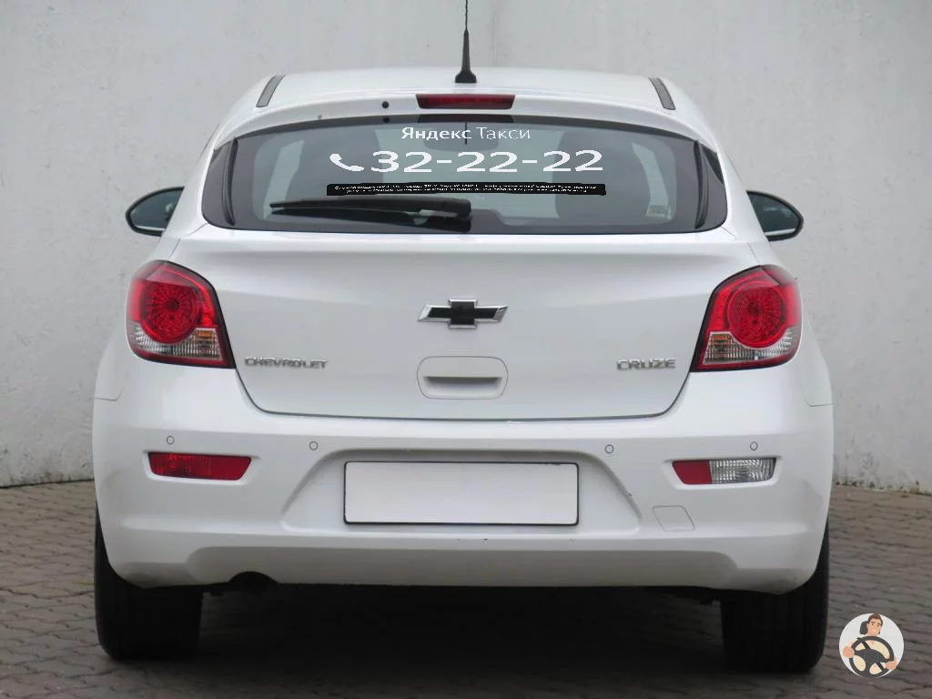 Chevrolet Cruze hatchback Брендирование Яндекс такси для Барнаула - вид сзади