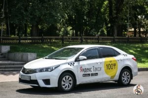 Toyota Corolla брендирование Яндекс такси для Владивостока
