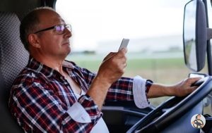 Водитель смотрит в приложение и понимает что разворот он уже проехал