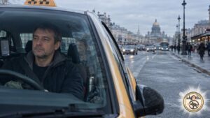 Профессиональное выгорание таксиста водитель в автомобиле в обычный пасмурный день, отстранённый взгляд и ощущение эмоциональной усталости после нескольких лет работы на линии.